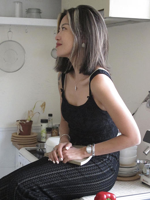 TR她热 玫瑰晨露 黑色蕾丝拼接荷叶边蝴蝶结带胸垫法式优雅吊带背心 预售 商品图1