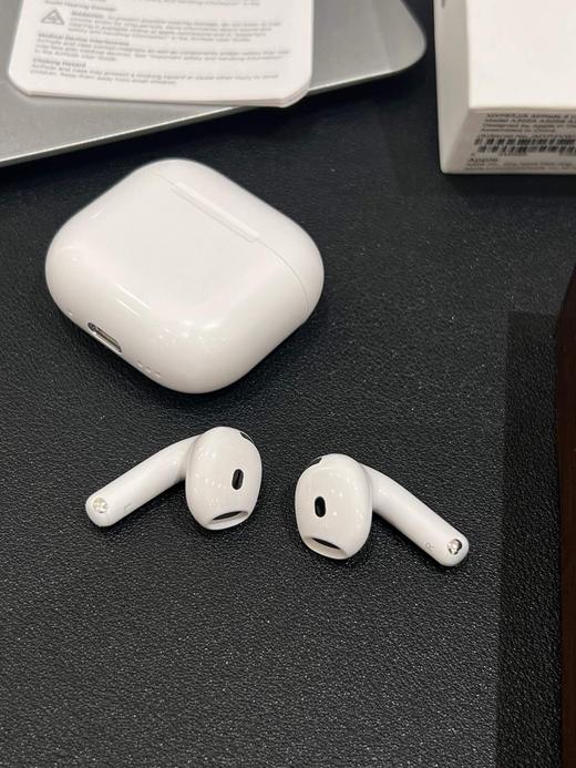 一店d  𝟒代苹果耳机🎧等了将近一年了 之前买过的都懂  不管是音质还是功能都是独一份
这款是半入耳主动降噪蓝牙耳机，巨好巨舒服，终于没有耳塞了哈哈哈 对音质有要求的来 试过就懂 商品图11