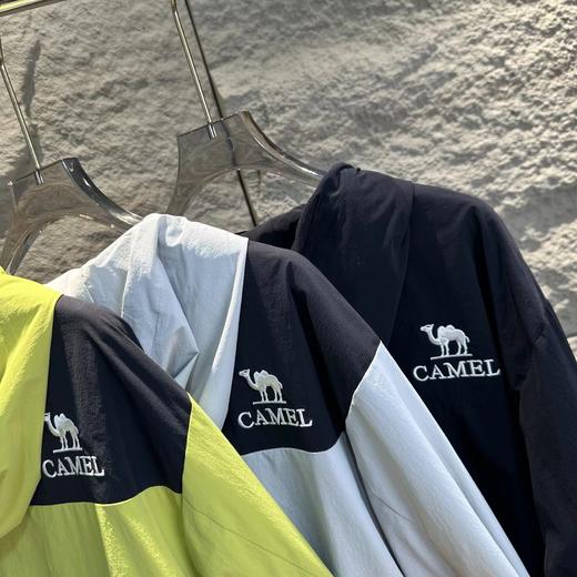 F032553通勤徒步户外运动防水防风拼色连帽冲锋衣外套 商品图3