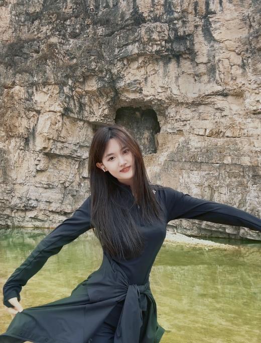 一店k （代工厂订单！）小迪这件Running系列半拉链长袖太懂女生了！ 面料软弹又透气！修身不勒肉！3D立体剪裁设计 抬手弯腰都自在！女士修身拉链磨绒训练上衣 商品图8