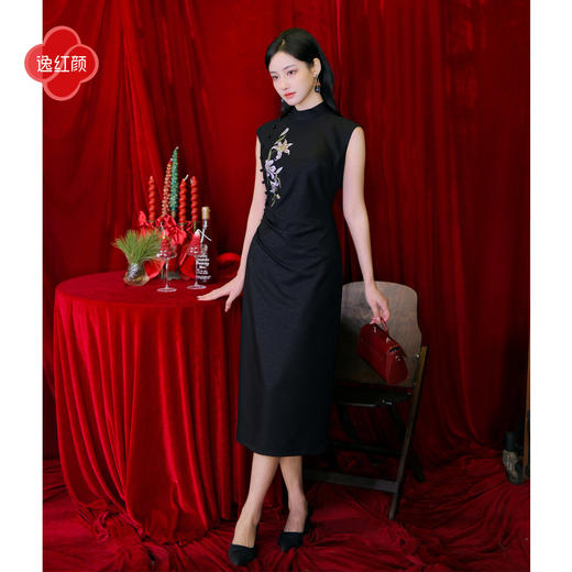 逸红颜《玥粼》2026夏新款显瘦弹力TR国风小黑裙刺绣新中式旗袍女 商品图1