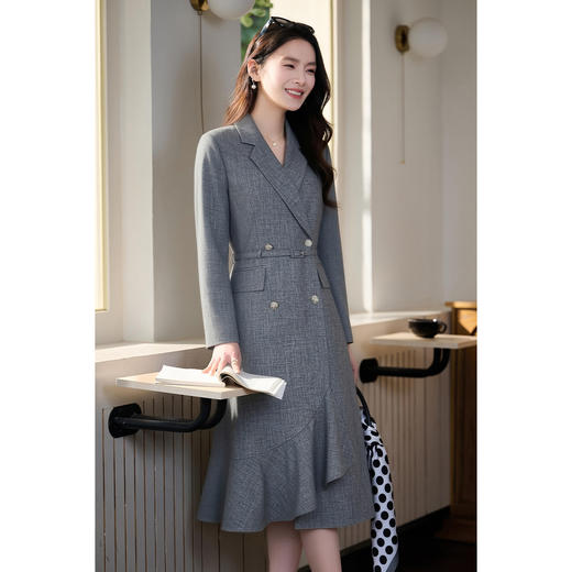 【预售10天】米思阳2026春季新款通勤气质收腰西装连衣裙时尚V领荷叶边鱼尾裙女4194/1104 商品图1