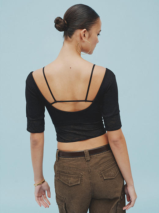 TR她热 时髦拽姐 黑色蕾丝拼接分割带胸垫显瘦修身露背中袖打底衫上衣 商品图3