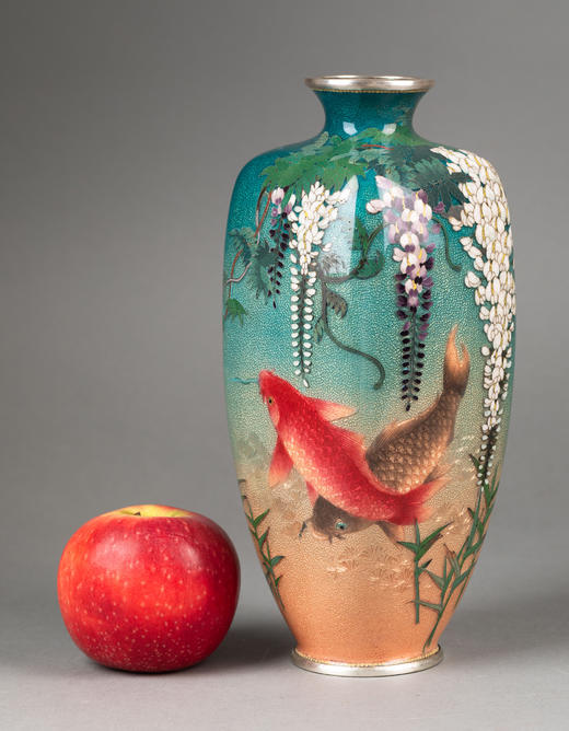 独角鹿西洋古董1900–1910年代日本明治时期小笠原庄藏款锤揲地透明釉七宝烧锦鲤紫藤纹花瓶 商品图1