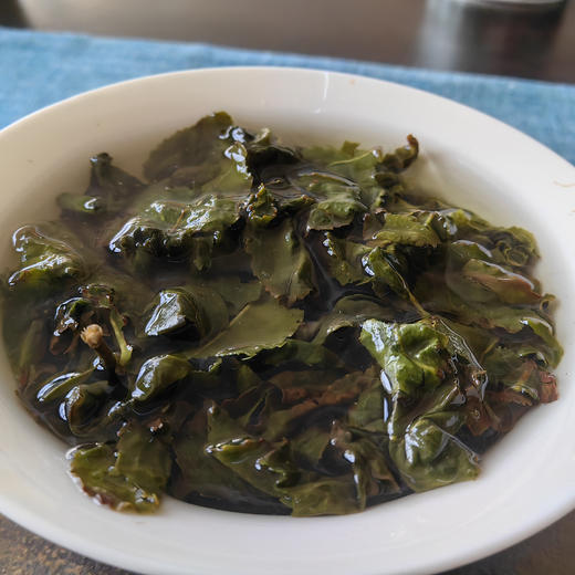 【茶馆茶叶】【金露香萱】早春四季春高山茶丨香气浓郁，甘醇持久，有乌龙茶的喉韵及高昂的花香。虽然海拔高度不足1000米，但是最冷的季节所采摘的品质，与海拔1500米以上的阿里山茶不相上下。 商品图7