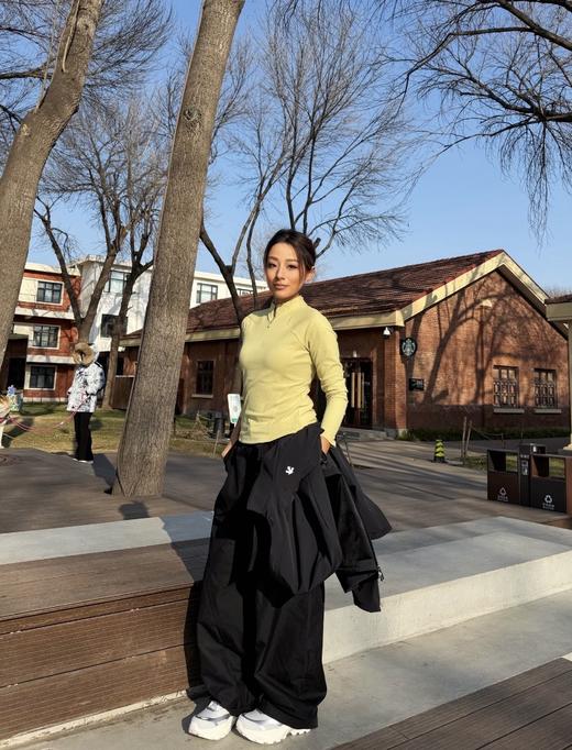 一店k （代工厂订单！）小迪这件Running系列半拉链长袖太懂女生了！ 面料软弹又透气！修身不勒肉！3D立体剪裁设计 抬手弯腰都自在！女士修身拉链磨绒训练上衣 商品图5