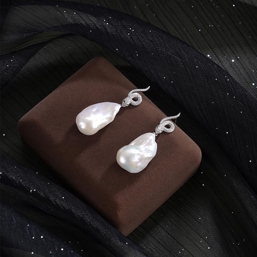 子佩集【本命灵蛇】银S925珍珠惜王妃耳钉【W5820】15*28mm珠巴洛克双色蛇2601 商品图3