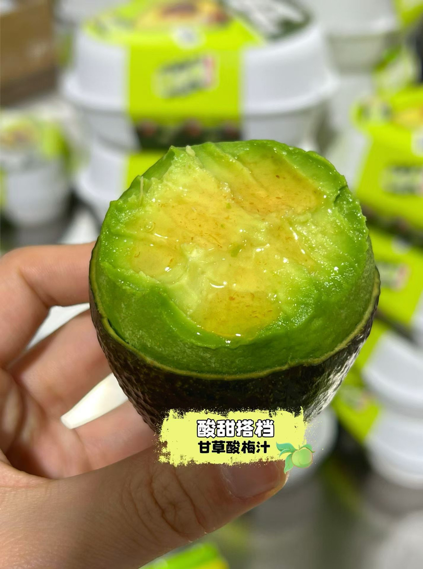 #糯小牛 #三巨头 #即食牛油果秘鲁直供·开盒即食｜告别催熟等待
果肉绵密如乳酪，丝滑到入口即化
自带3款神仙蘸料：
芥末酱油/辣椒面/酸梅汁
一口解锁多重风味，好吃到停不下来