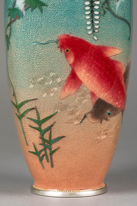 独角鹿西洋古董1900–1910年代日本明治时期小笠原庄藏款锤揲地透明釉七宝烧锦鲤紫藤纹花瓶 商品图6