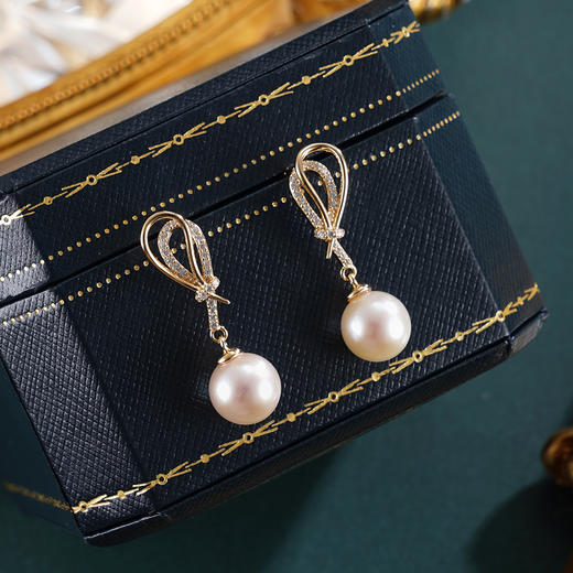子佩集【‌风华结缘】银S925珍珠惜王妃耳钉【E4020】9.5mm珠镀金水滴吊球丝带2601 商品图0
