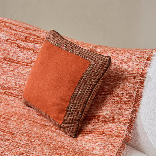 羊绒针梭相拼抱枕  SJF98P703N 商品图3