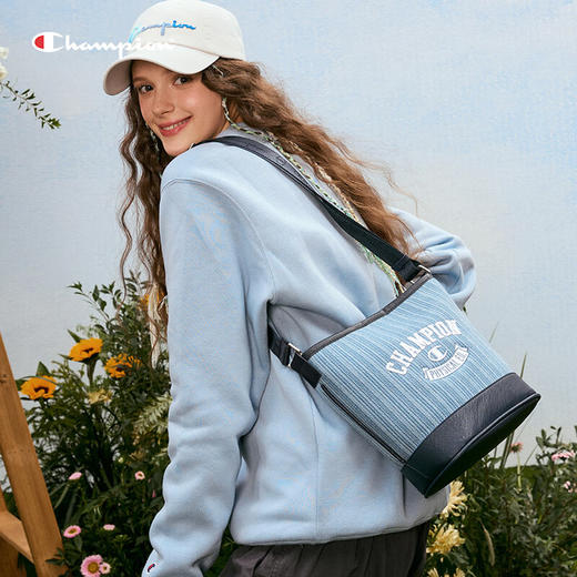 Champion冠军 2026春季新款单肩包校队水桶包男女情侣休闲斜挎包 U5AACPU58 商品图3