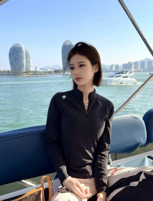 一店k （代工厂订单！）小迪这件Running系列半拉链长袖太懂女生了！ 面料软弹又透气！修身不勒肉！3D立体剪裁设计 抬手弯腰都自在！女士修身拉链磨绒训练上衣 商品图2