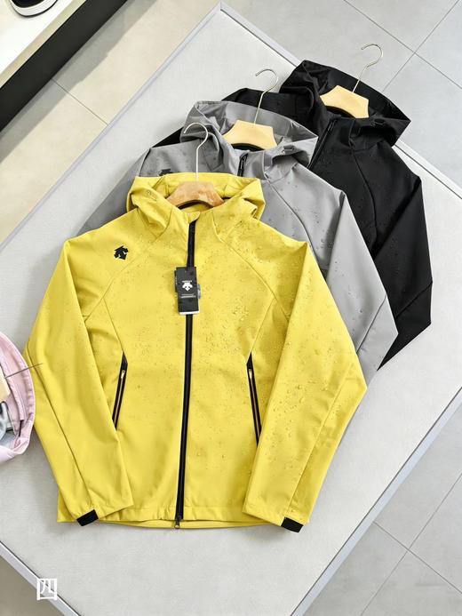 F032585春季新款简约休闲户外防风防水连帽软壳外套 商品图2