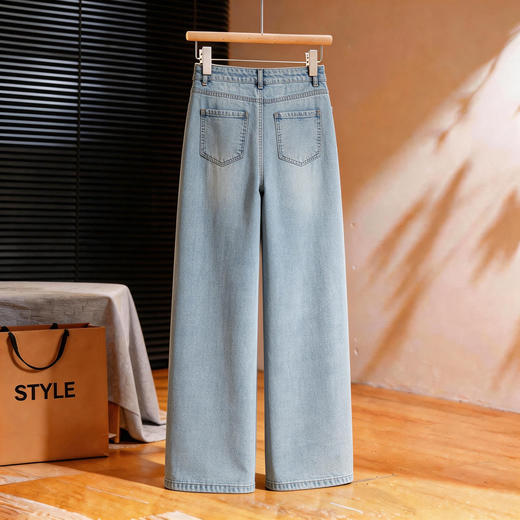 「自」全新升级【铂金会员220/天猫299/差价79】(14025)洛诗琳新款宽松直筒牛仔裤女2026时尚羽毛烫钻显瘦阔腿裤 商品图1