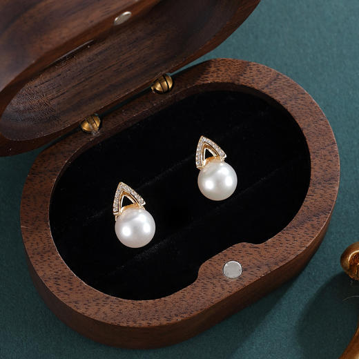 子佩集【璀璨定格】银S925珍珠惜王妃耳钉【E2826】8mm珠双色三角V字2601 商品图1