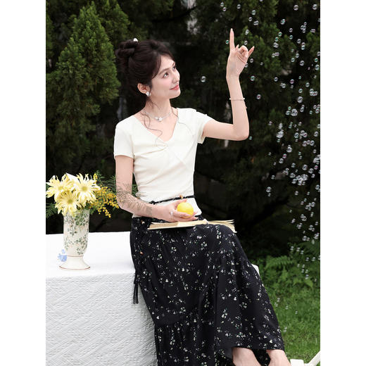 鹿向南【0328/20:00新品前一小时7折】黑色碎花半身裙 商品图2