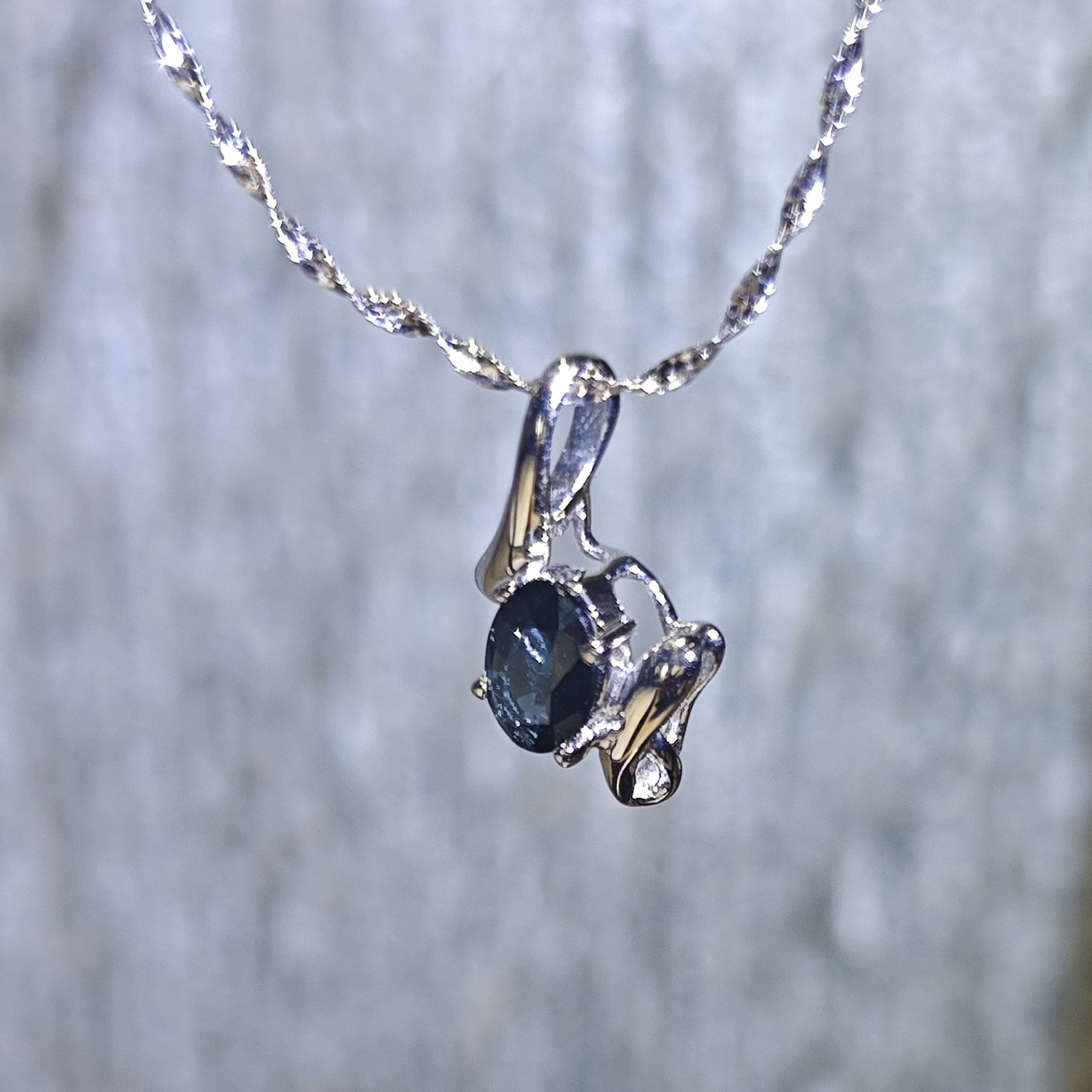 铂金镶蓝宝石项链