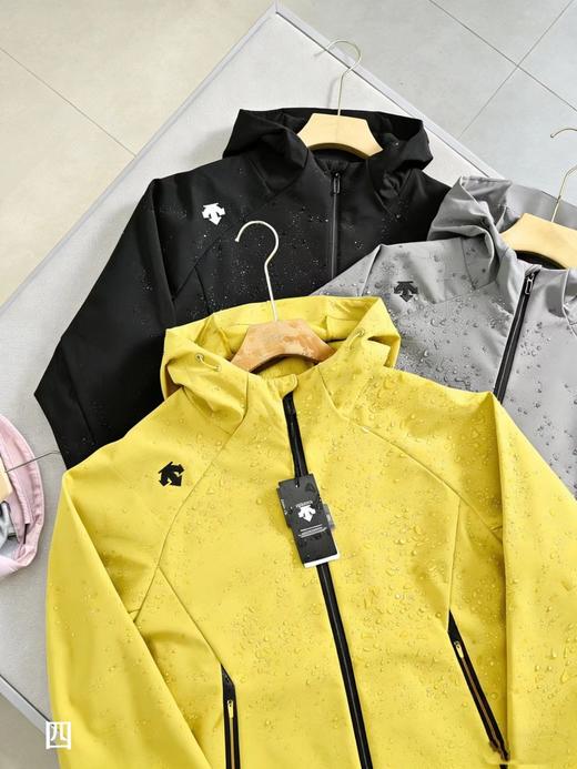 F032585春季新款简约休闲户外防风防水连帽软壳外套 商品图1