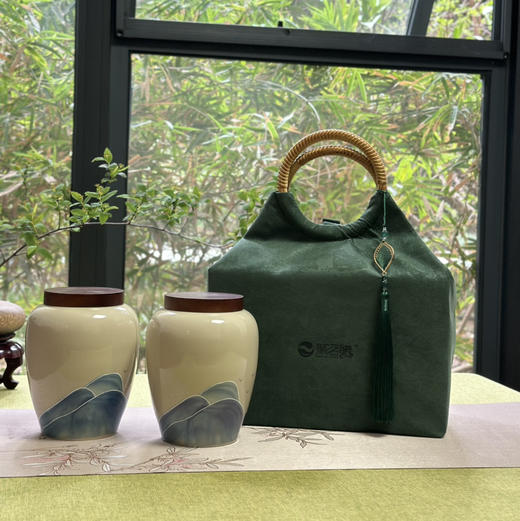 春茶上市｜【芳华·保靖黄金茶】明前特级，素以“高氨基酸、高茶多酚、高叶绿素、高水浸出物质”和“香、绿、爽、醇”四高四绝品质特点闻名遐迩，一两黄金一两茶，馈赠自饮佳品，净重：250g*2罐*1提布包 商品图2