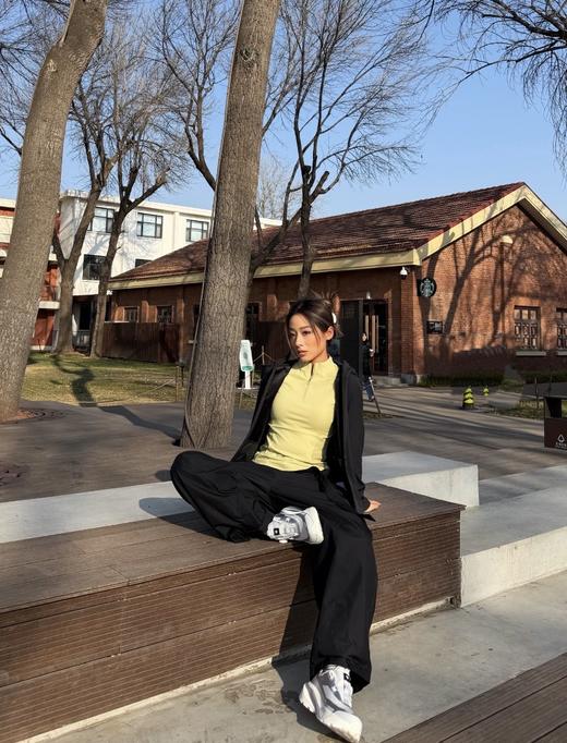 一店k （代工厂订单！）小迪这件Running系列半拉链长袖太懂女生了！ 面料软弹又透气！修身不勒肉！3D立体剪裁设计 抬手弯腰都自在！女士修身拉链磨绒训练上衣 商品图9