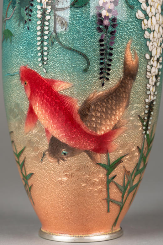 独角鹿西洋古董1900–1910年代日本明治时期小笠原庄藏款锤揲地透明釉七宝烧锦鲤紫藤纹花瓶 商品图8