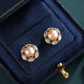 子佩集【‌沁园秀色】银S925珍珠惜王妃耳钉【E4739】8.5mm珠镀金花绕六瓣花2601