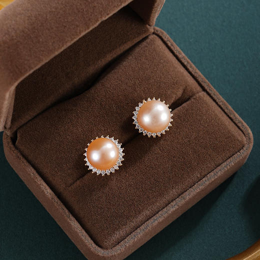 子佩集【韶光花期】银S925珍珠惜王妃耳钉【E4566】10mm珠双色太阳花偏橘2601 商品图1