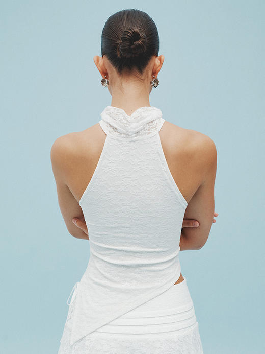 TR她热 白日梦 白色蕾丝碎花不规则削肩显瘦带胸垫开衩堆堆领背心上衣 商品图1