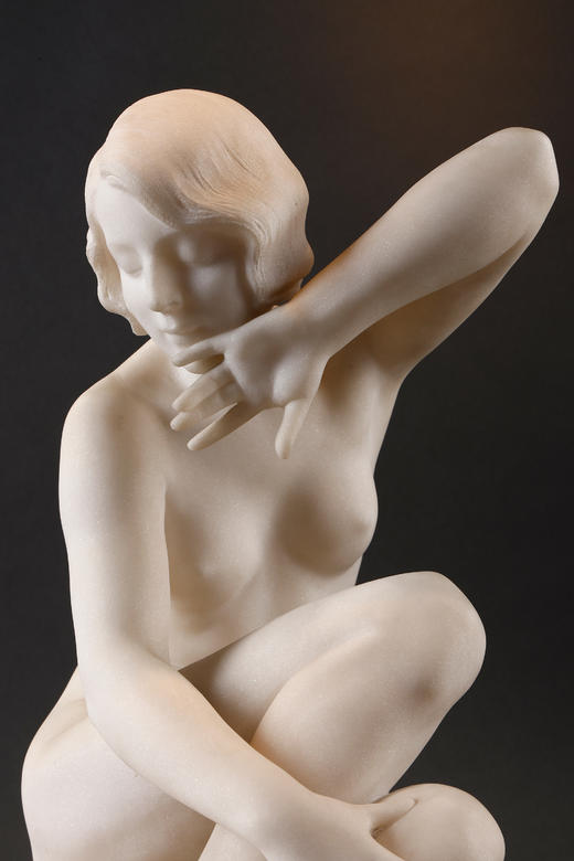 独角鹿西洋古董19世纪末至20世纪初比利时雕塑家Fernand Dubois签名出品卡拉拉大理石精雕人物雕塑《坐姿少女》 商品图5