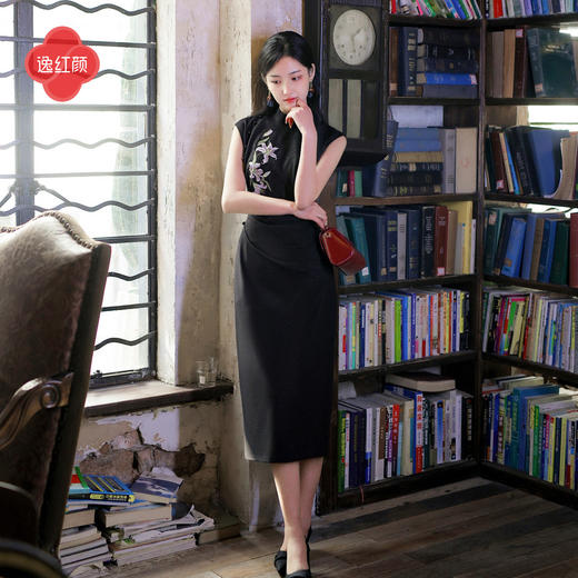 逸红颜《玥粼》2026夏新款显瘦弹力TR国风小黑裙刺绣新中式旗袍女 商品图2