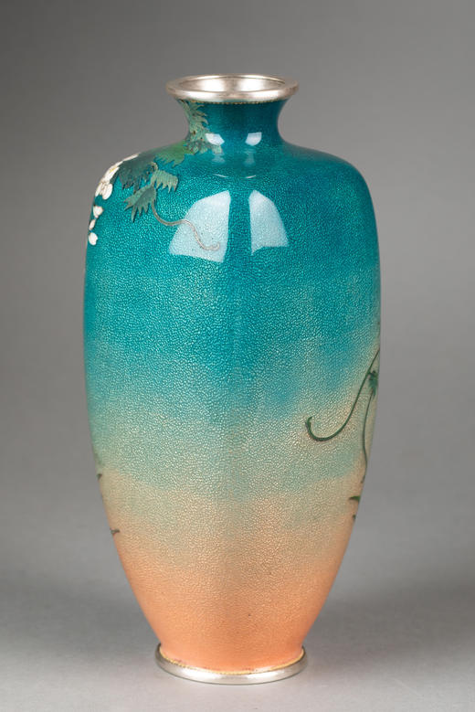 独角鹿西洋古董1900–1910年代日本明治时期小笠原庄藏款锤揲地透明釉七宝烧锦鲤紫藤纹花瓶 商品图4