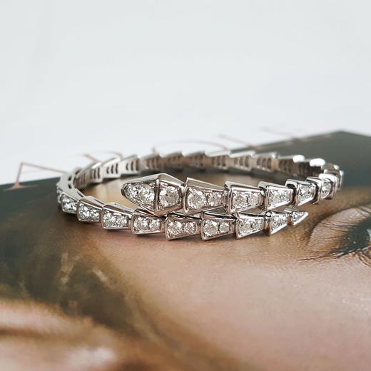 【天然正品】AU750白金经典时尚灵蛇造型高定定制款群镶钻石开口手镯S号（可调节）110326TJ19 商品图3