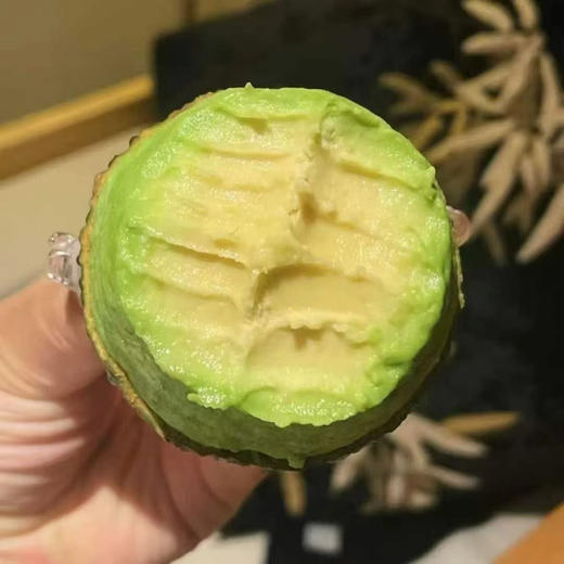 #糯小牛 #三巨头 #即食牛油果秘鲁直供·开盒即食｜告别催熟等待
果肉绵密如乳酪，丝滑到入口即化
自带3款神仙蘸料：
芥末酱油/辣椒面/酸梅汁
一口解锁多重风味，好吃到停不下来 商品图4