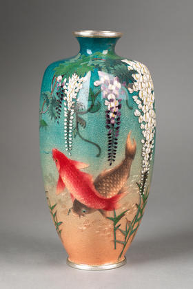 独角鹿西洋古董1900–1910年代日本明治时期小笠原庄藏款锤揲地透明釉七宝烧锦鲤紫藤纹花瓶