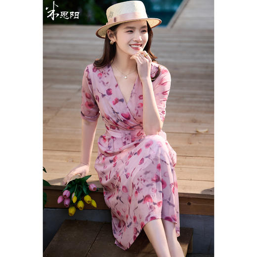 乌梅子酱~温柔风浪漫印花裙 米思阳2026春夏新款轻奢印花连衣裙气质收腰遮肉中长裙子女2445 商品图0