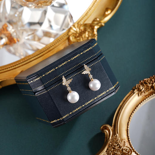 子佩集【彩蝶仙踪】银S925珍珠惜王妃耳钉【E0749】10mm珠镀金蝴蝶2601 商品图1