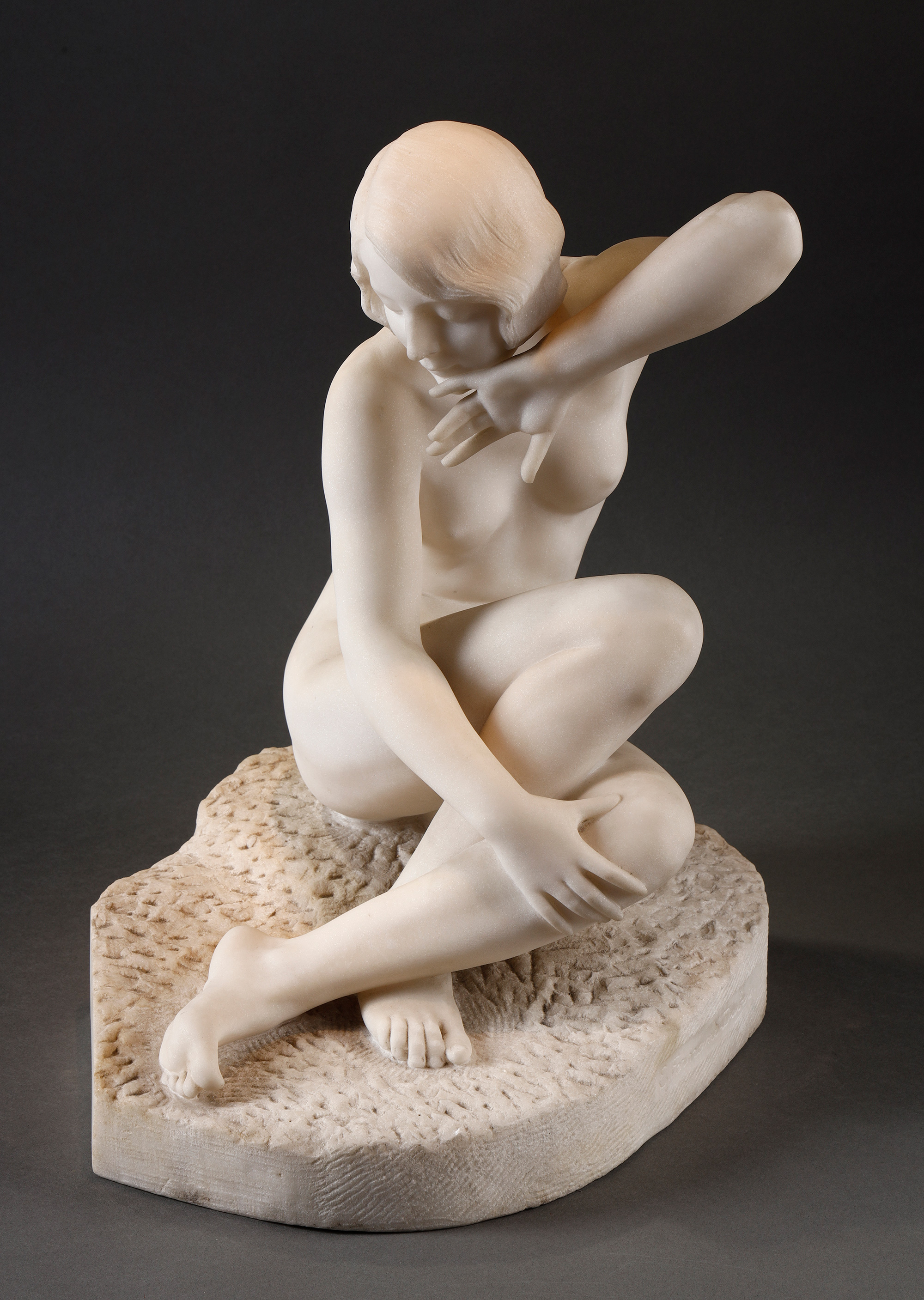 独角鹿西洋古董19世纪末至20世纪初比利时雕塑家Fernand Dubois签名出品卡拉拉大理石精雕人物雕塑《坐姿少女》