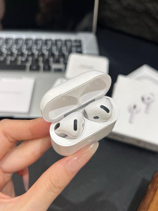 一店d  𝟒代苹果耳机🎧等了将近一年了 之前买过的都懂  不管是音质还是功能都是独一份
这款是半入耳主动降噪蓝牙耳机，巨好巨舒服，终于没有耳塞了哈哈哈 对音质有要求的来 试过就懂 商品图12