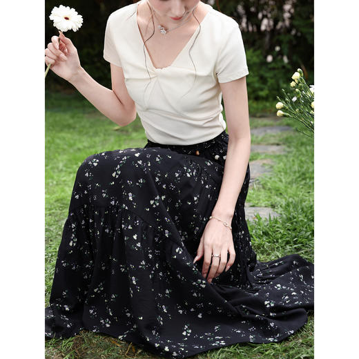 鹿向南【0328/20:00新品前一小时7折】黑色碎花半身裙 商品图4