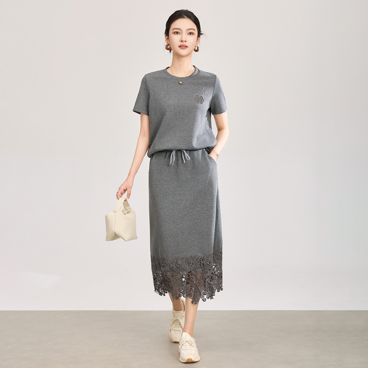 「高货wl」全新升级【铂金会员293/天猫389/差价96】(99232)洛诗琳2026新款气质山茶花烫钻短袖上衣蕾丝拼接半裙两件套