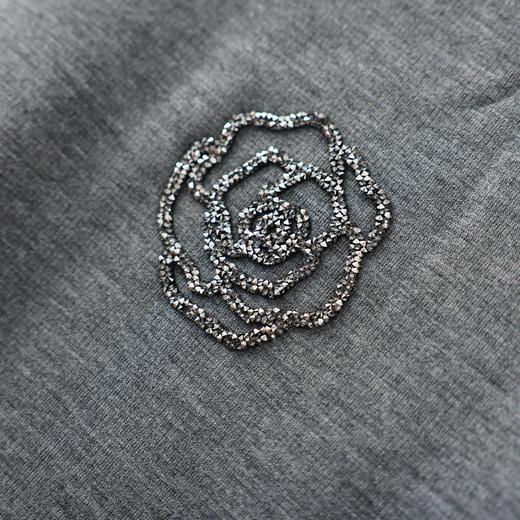 「高货wl」全新升级【铂金会员293/天猫389/差价96】(99232)洛诗琳2026新款气质山茶花烫钻短袖上衣蕾丝拼接半裙两件套 商品图3