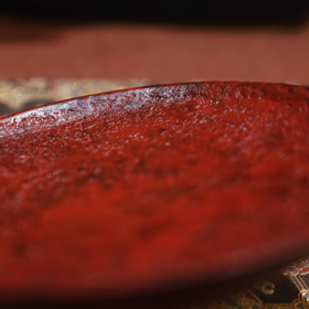 【赤壁熔岩大漆圈足浅盘】熔岩肌理茶盘