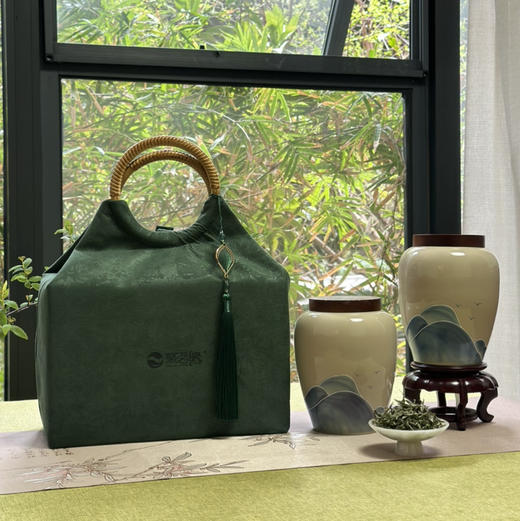 春茶上市｜【芳华·保靖黄金茶】明前特级，素以“高氨基酸、高茶多酚、高叶绿素、高水浸出物质”和“香、绿、爽、醇”四高四绝品质特点闻名遐迩，一两黄金一两茶，馈赠自饮佳品，净重：250g*2罐*1提布包 商品图3