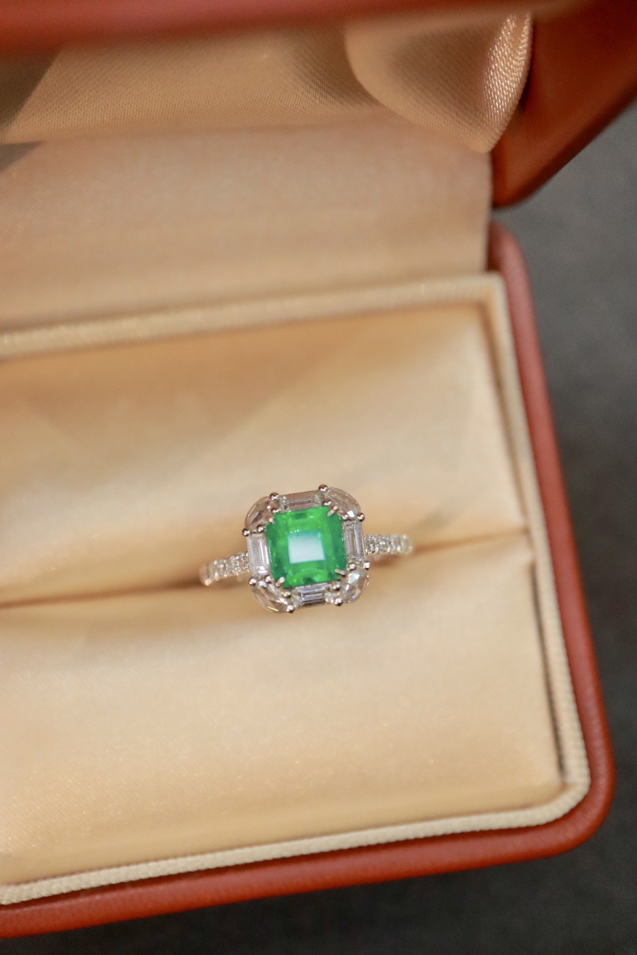 1.24克拉祖母绿戒指