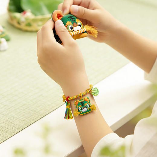 【故宫饰品】艾虎送福儿童艾草小老虎手绳编织文创端午节五彩绳礼物 商品图4