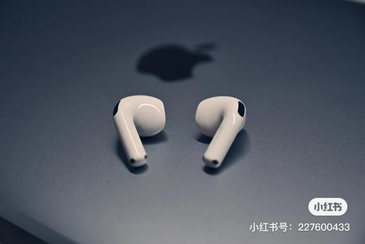 一店d  𝟒代苹果耳机🎧等了将近一年了 之前买过的都懂  不管是音质还是功能都是独一份
这款是半入耳主动降噪蓝牙耳机，巨好巨舒服，终于没有耳塞了哈哈哈 对音质有要求的来 试过就懂 商品图4