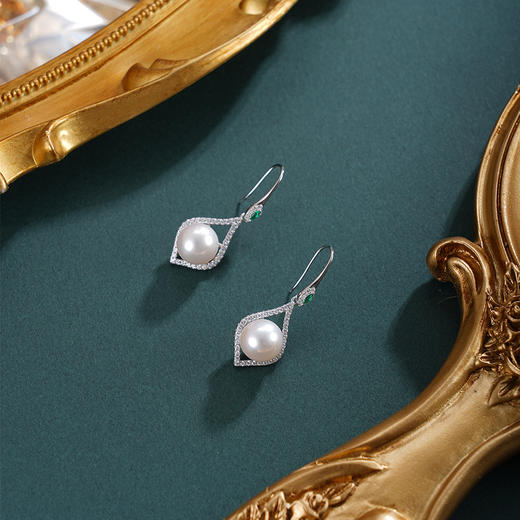 子佩集【璀璨共舞】S925珍珠惜王妃耳环【EM2571-XF】9mm珠水滴绿点2601 商品图1