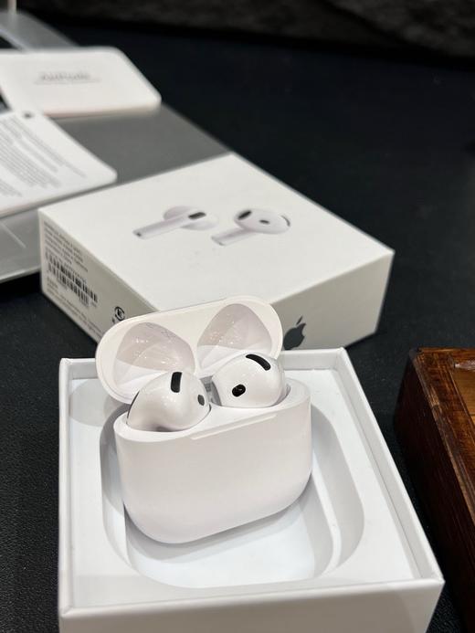 一店d  𝟒代苹果耳机🎧等了将近一年了 之前买过的都懂  不管是音质还是功能都是独一份
这款是半入耳主动降噪蓝牙耳机，巨好巨舒服，终于没有耳塞了哈哈哈 对音质有要求的来 试过就懂 商品图14