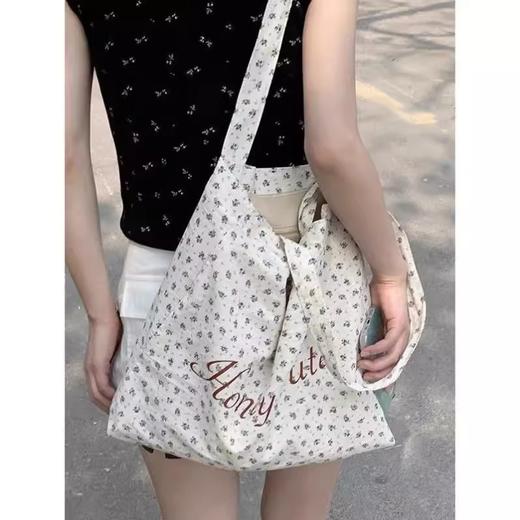 【法式少女风❗️】月光蓝碎花帆布包原创复古小众大学生字母大容量单肩包女。ya 商品图1